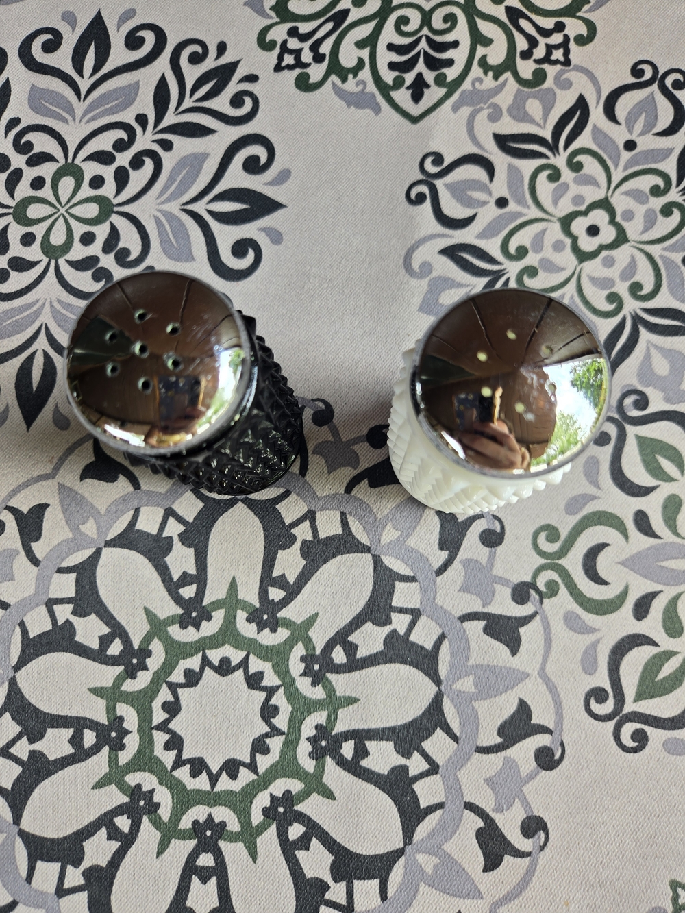 Fenton Set of Black and White Hobnail Salt & Pepper Shakers - Vintage Spiky - Picture 4 of 10